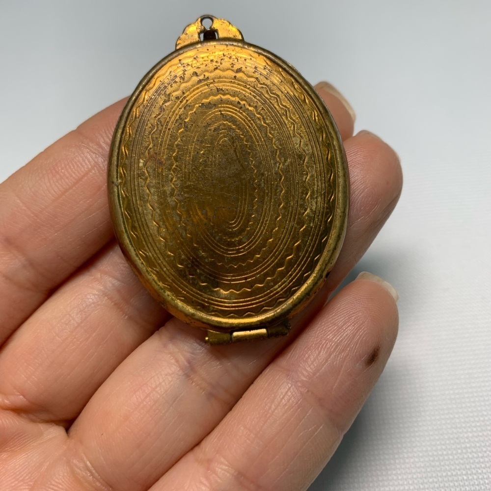 🖤Retro gold  toned locket - Picture 3 of 6